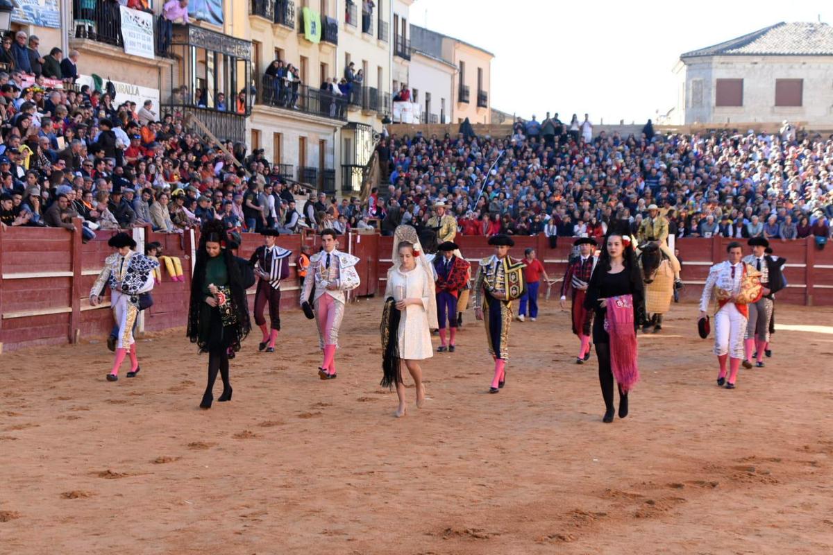 Paseíllo previo al comienzo de la corrida de este lunes en el Carnaval de Ciudad Rodrigo.