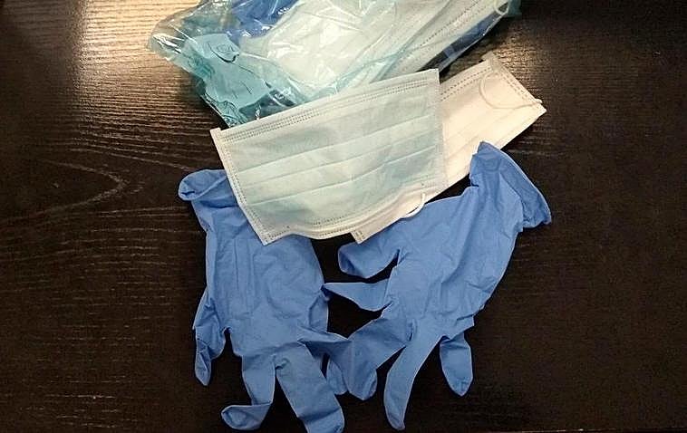 Mascarillas y guantes sanitarios.