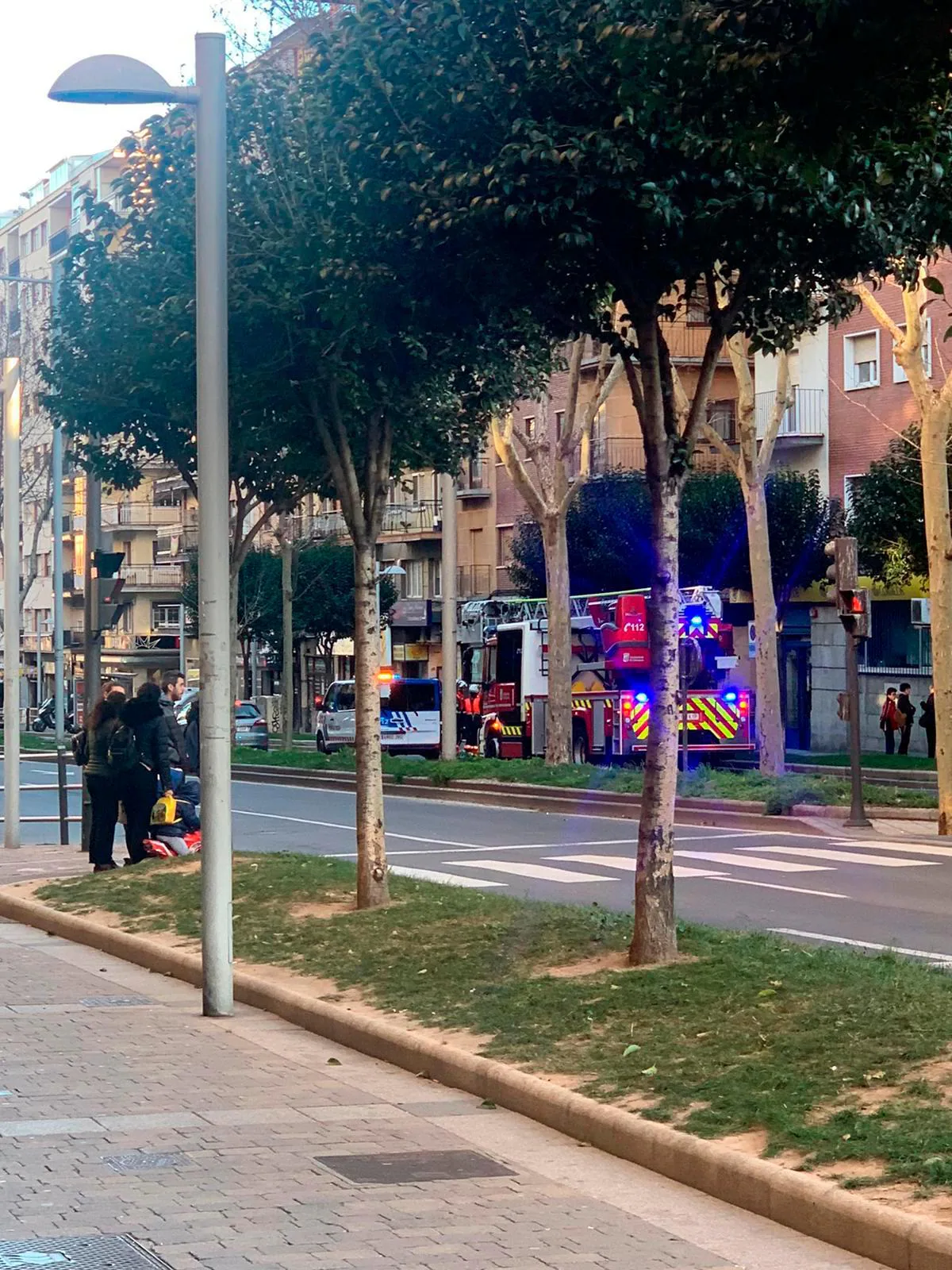 Bomberos y Policía Local en la avenida de Portugal en la tarde de este miércoles.