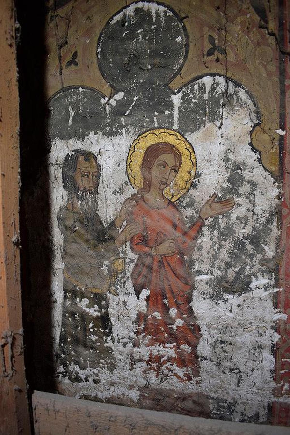 Detalle de una de las pinturas encontradas tras el retablo.