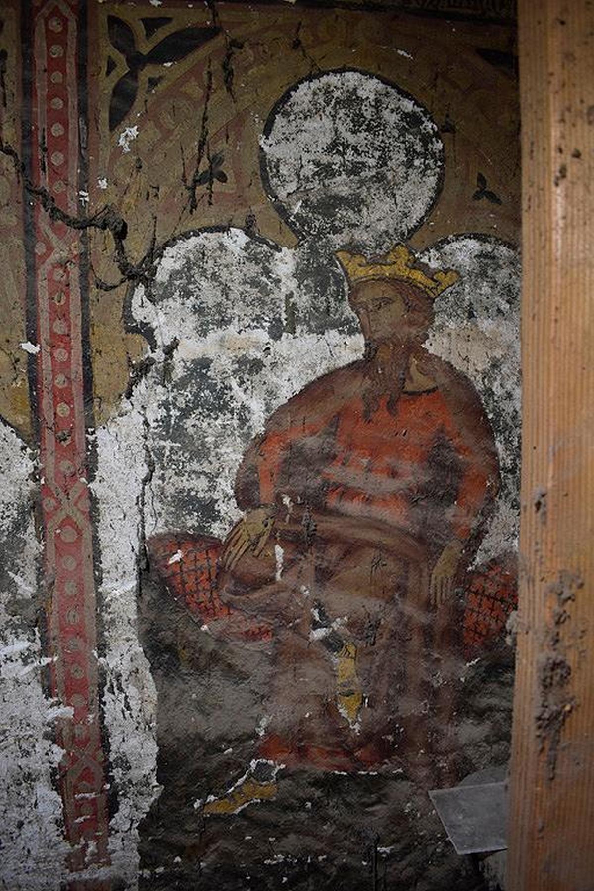 Detalle de una de las pinturas encontradas tras el retablo.