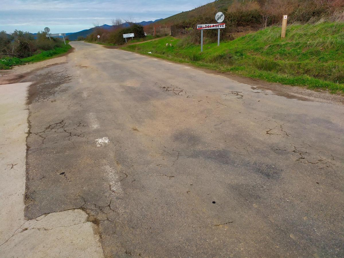 Vista de la salida de Valdelageve por la carretera de Sotoserrano.