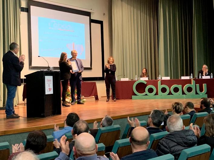 Inmaculada García entrega uno de los certificados de Aenor a Rafael García Olea.