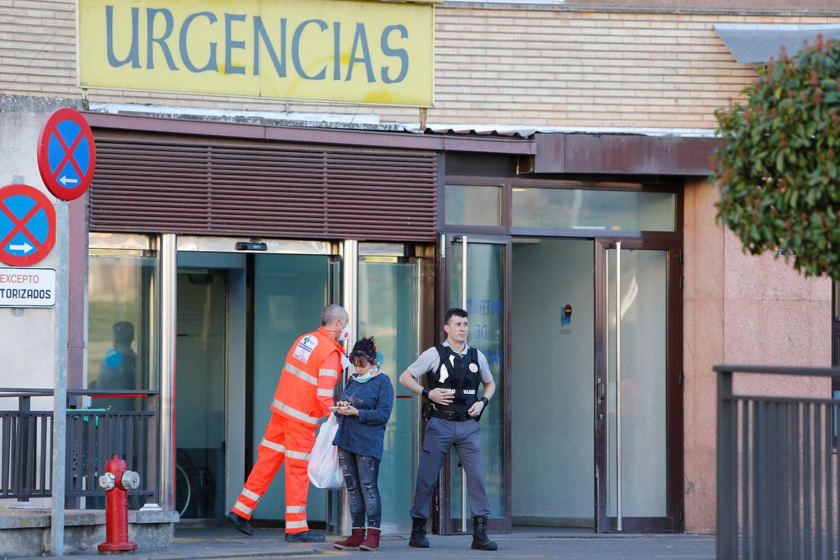 Sanitarios y personal de seguridad en Urgencias del Hospital Clínico de Salamanca.