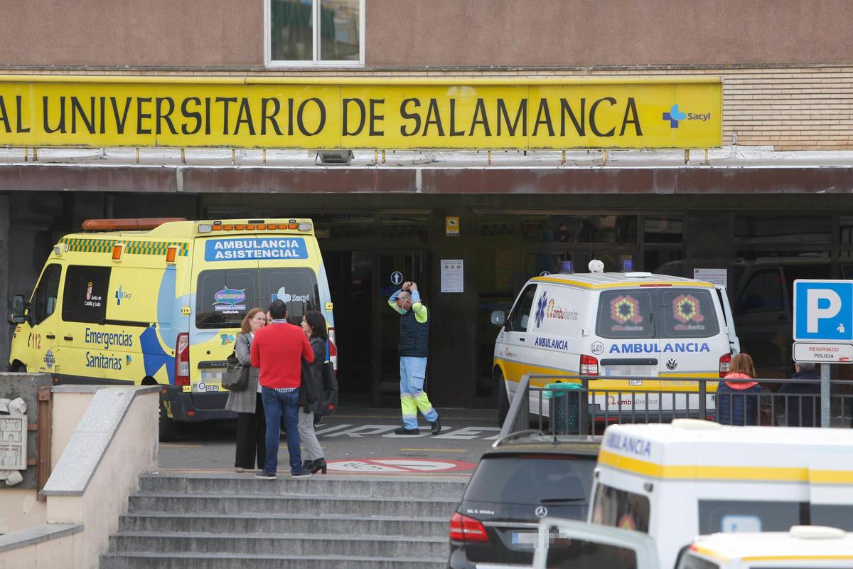 Un conductor de ambulancia se pone una mascarilla a la salida del Hospital de Salamanca.
