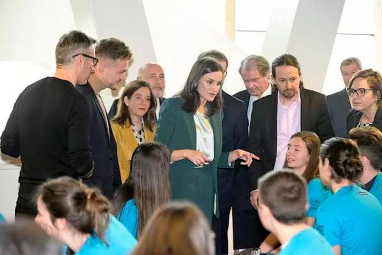 Pablo Iglesias se ‘olvida’ de saludar a la reina Letizia en su primer acto juntos