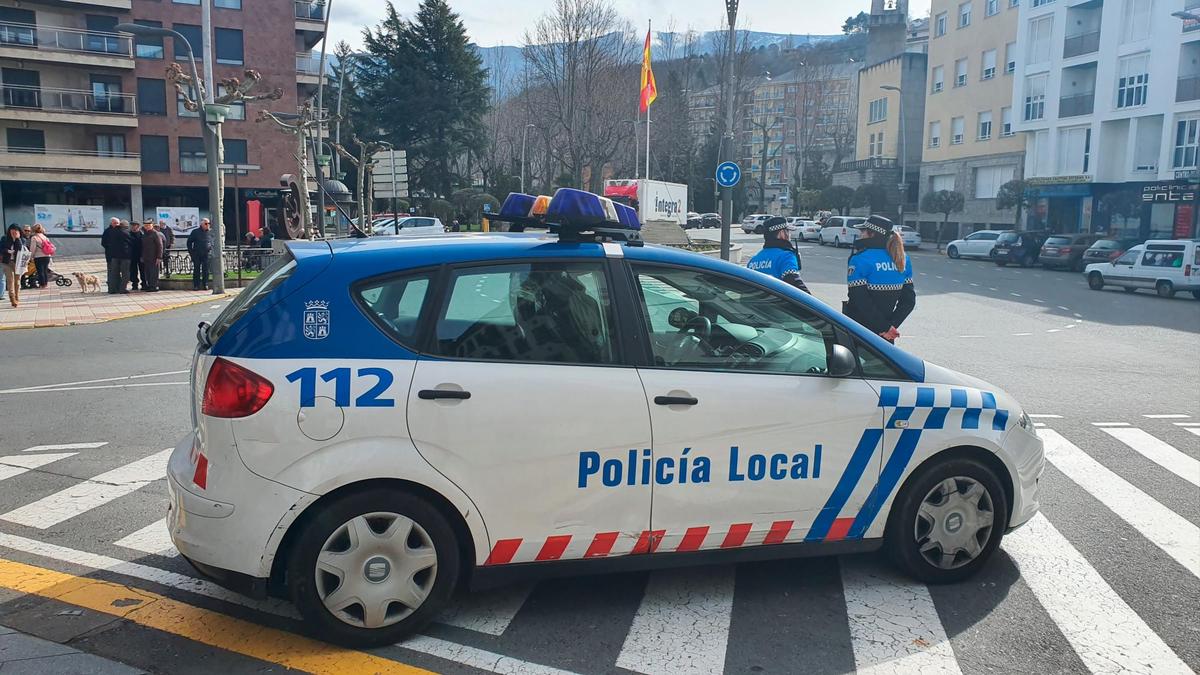 Imagen de una patrulla de la Policía Local, en la plaza de España en Béjar.