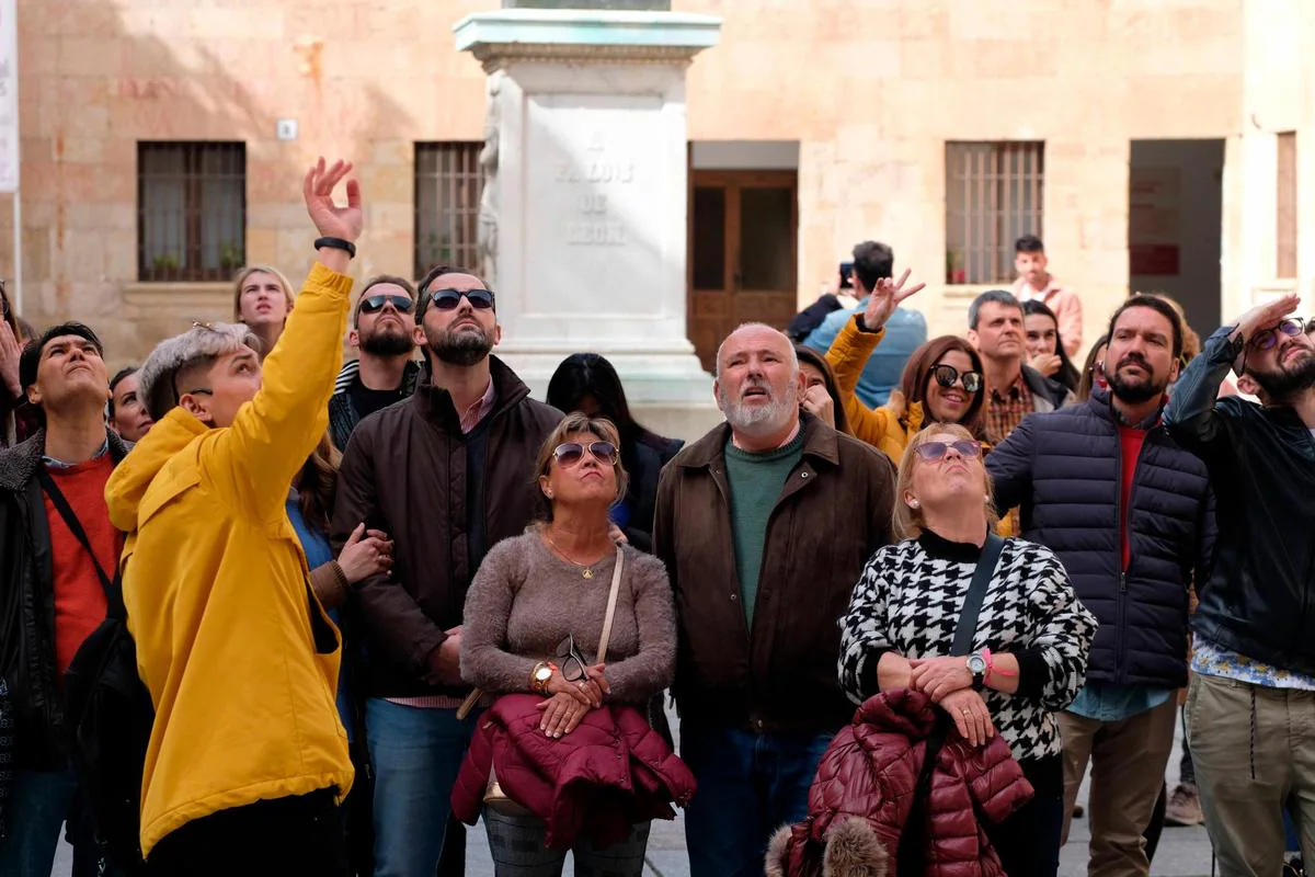 Un grupo de turistas, frente a la fachada de la Universidad de Salamanca, este jueves.