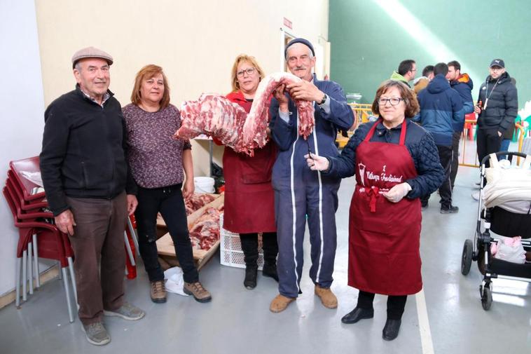 Varios voluntarios ayudaron en el despiece del cerdo.