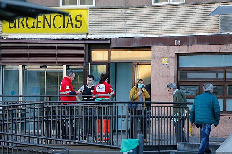 Personas con mascarillas a las puertas del Hospital de Salamanca.