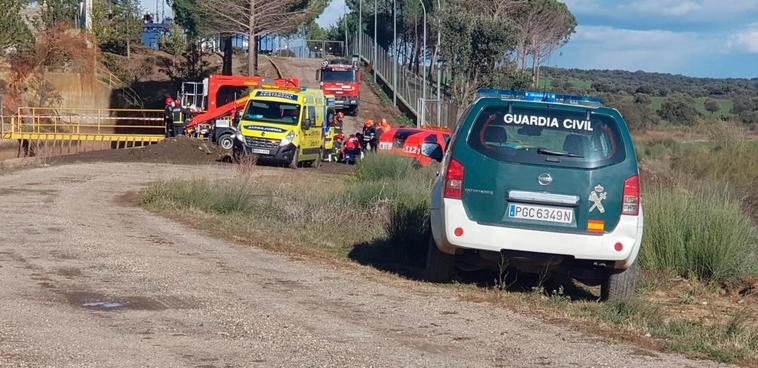 Sanitarios, bomberos y Guardia Civil, en el lugar de los hechos.