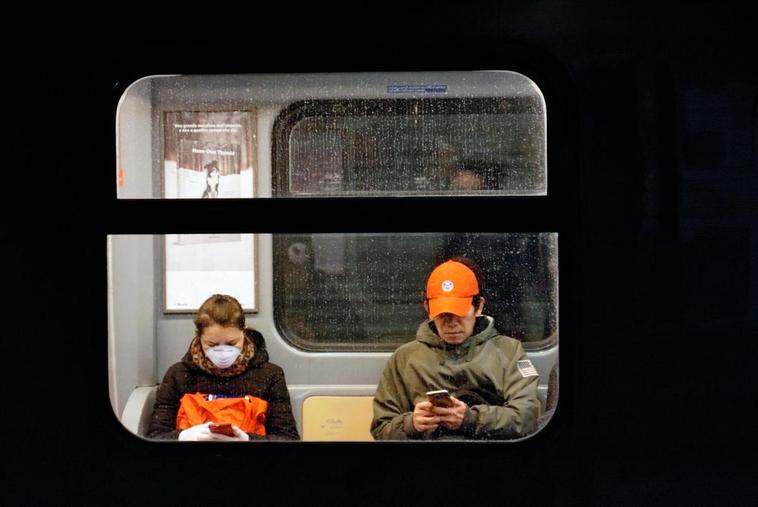 Viajeros con mascarilla en un tren italiano.