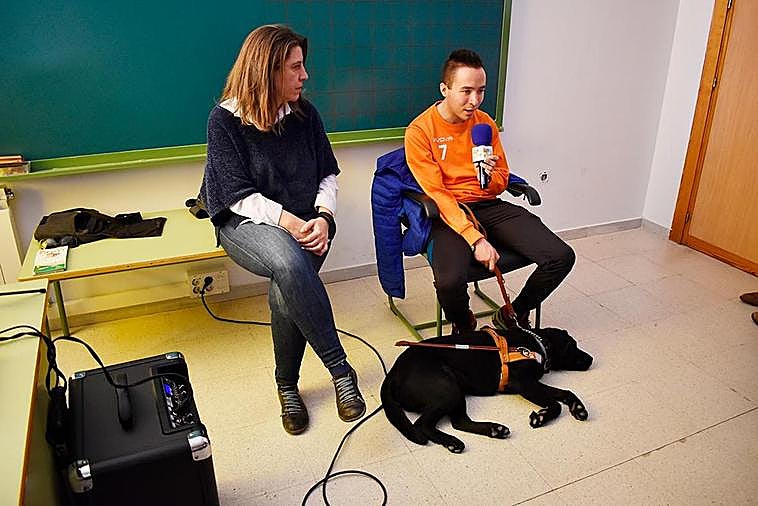 Sesión con animales de asistencia en Carbajosa de la Sagrada.
