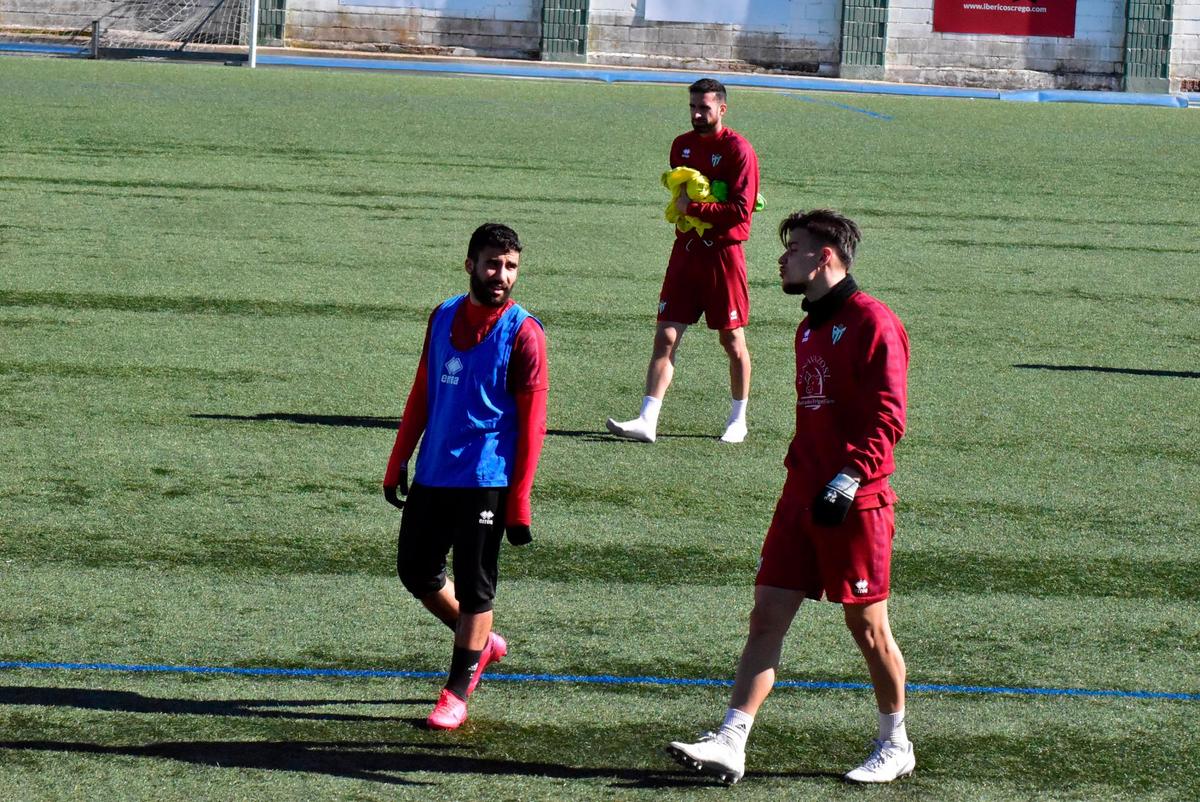 Fekir y Dan conversan después de un entrenamiento. Detrás, Iván Pérez. | TEL