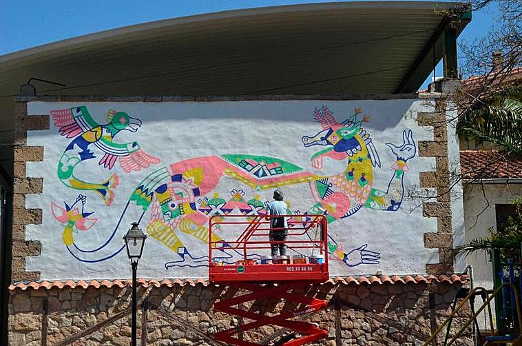 Trabajo de pintura mural en la pasada edición de “Graffitibuey”.