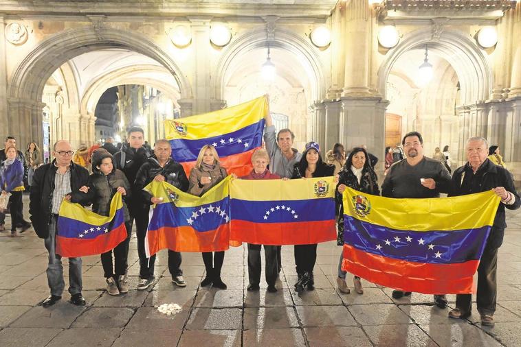 Venezolanos en una concentración en la Plaza Mayor contra el Gobierno de Maduro.