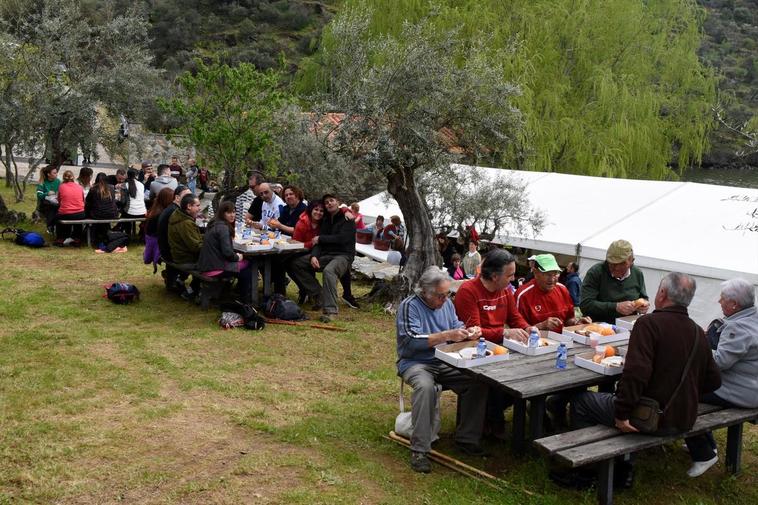 El magnífico merendero de La Barca de Vilvestre acogió la multitudinaria comida popular tras la marcha por Las Arribes del Duero.