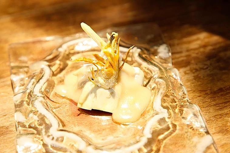 Alcachofas con pil pil de jamón, pera y anguila y varios hongos.