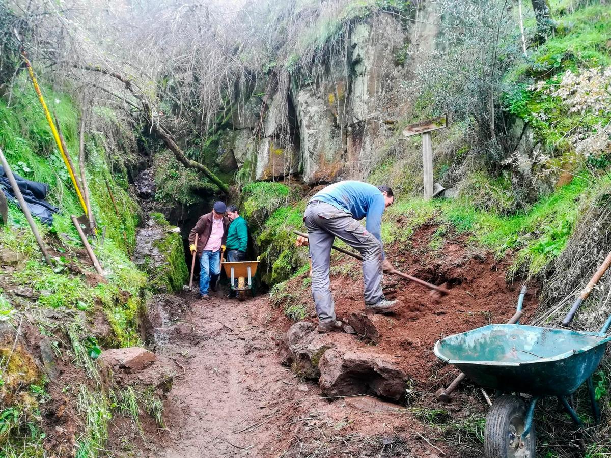 Voluntarios trabajando en la limpieza de la entrada a “La Galache”, unas de las minas abandonadas.