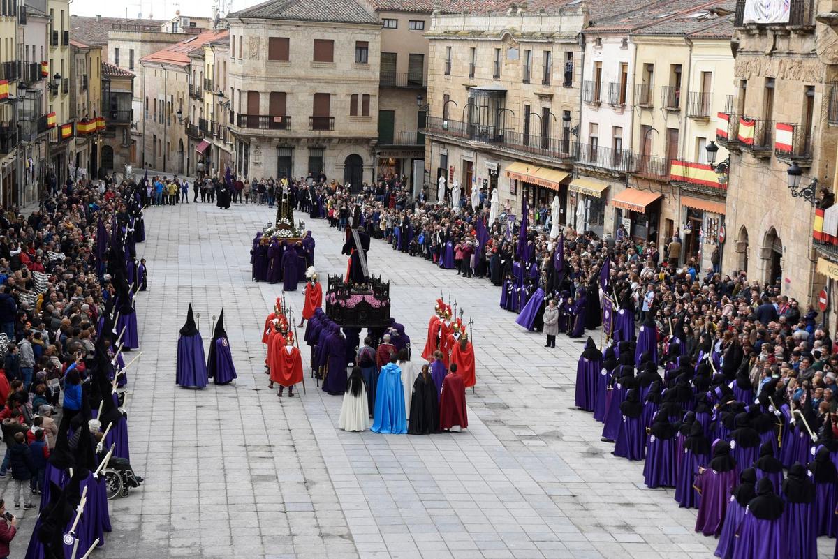 Procesión del Santo Encuentro en la Plaza Mayor de Ciudad Rodrigo.