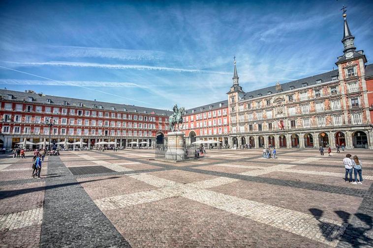 Plaza Mayor de Madrid casi vacía.