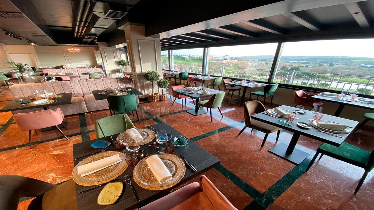 El restaurante El Mirador ofrece a los comensales vistas panorámicas del campo de golf, el lago y el Tormes.