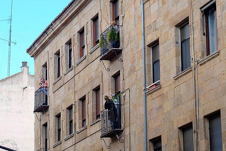 Vecinos de Salamanca charlan desde sus balcones.