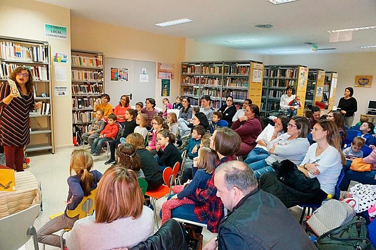 Una de las sesiones de animación a la lectura familiar celebrada en la biblioteca de Villares de la Reina.