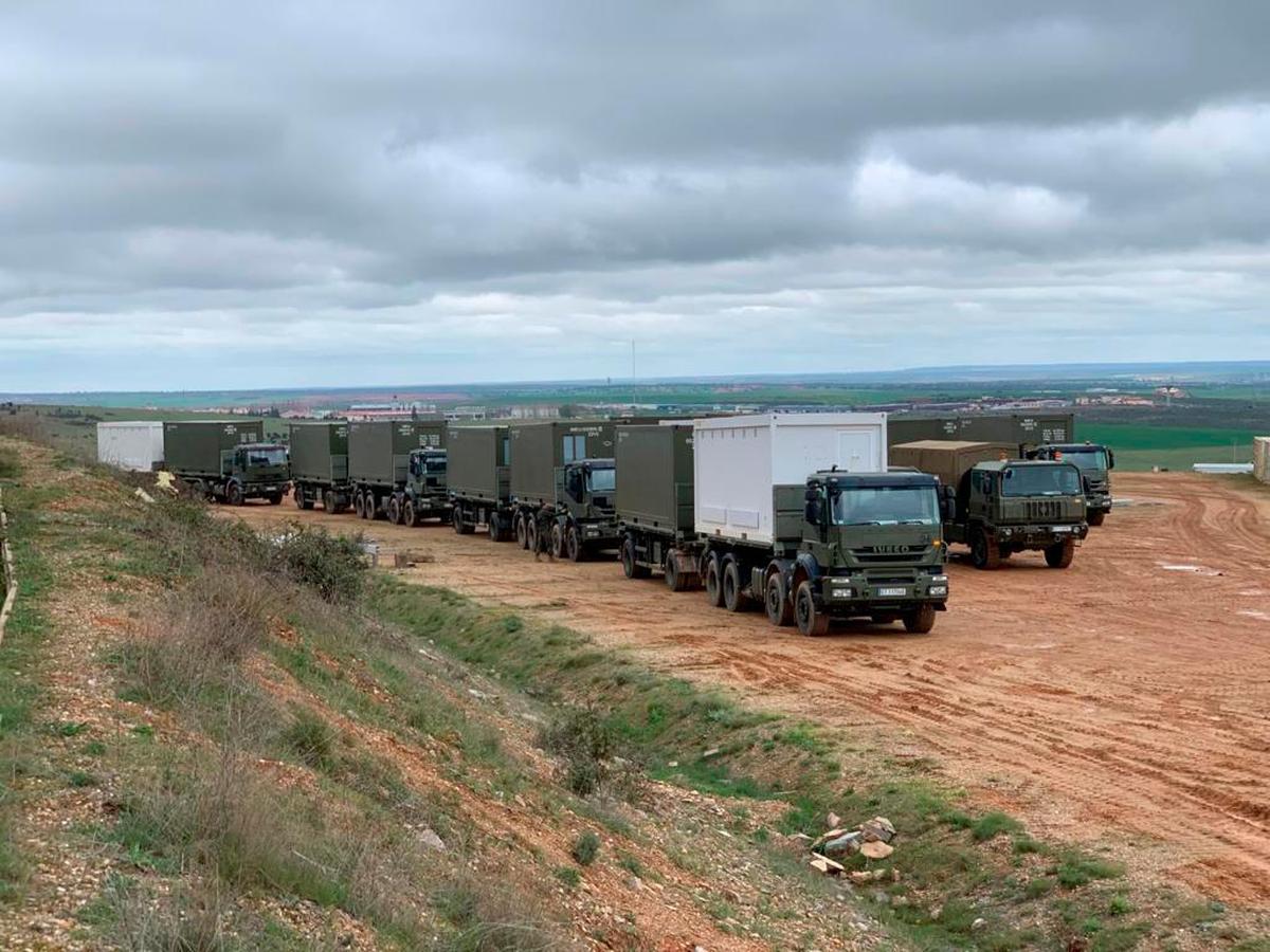 Militares del REI 11 trabajan en el montaje del hospital provisional de Ifema.