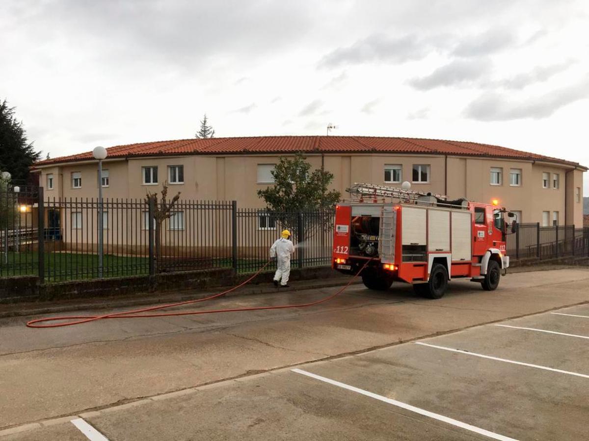 Imagen de los trabajos de desinfección llevados a cabo en la residencia de Linares de Riofrío.