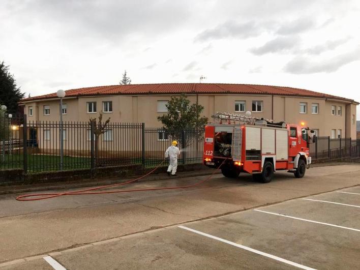 Imagen de los trabajos de desinfección llevados a cabo en la residencia de Linares de Riofrío.