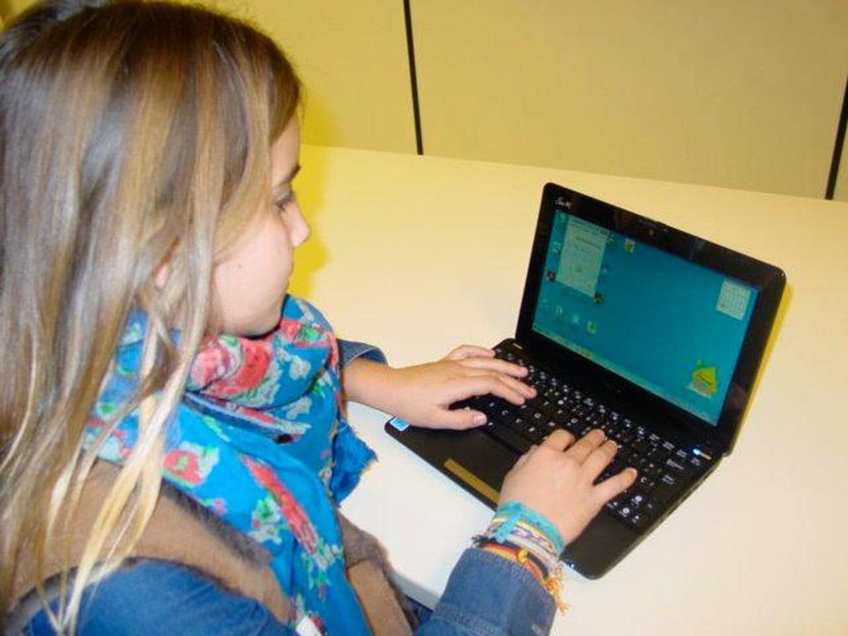 Un niño con un ordenador.