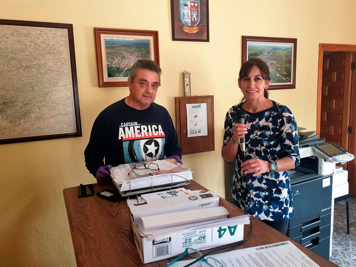 Toño Sánchez y Julia Rivas, con la megafonía municipal