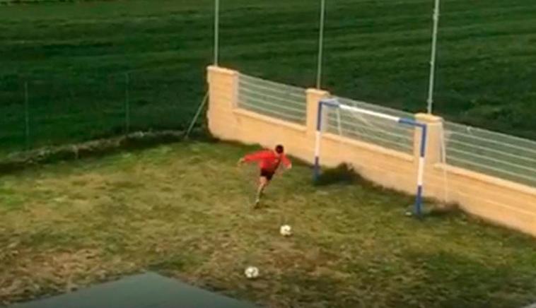 ¿Quién dijo que no se podía jugar al fútbol en cuarentena? El joven Joel demuestra su puntería en Machacón