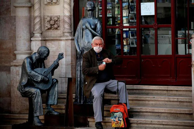 Un hombre con mascarilla en Lisboa.