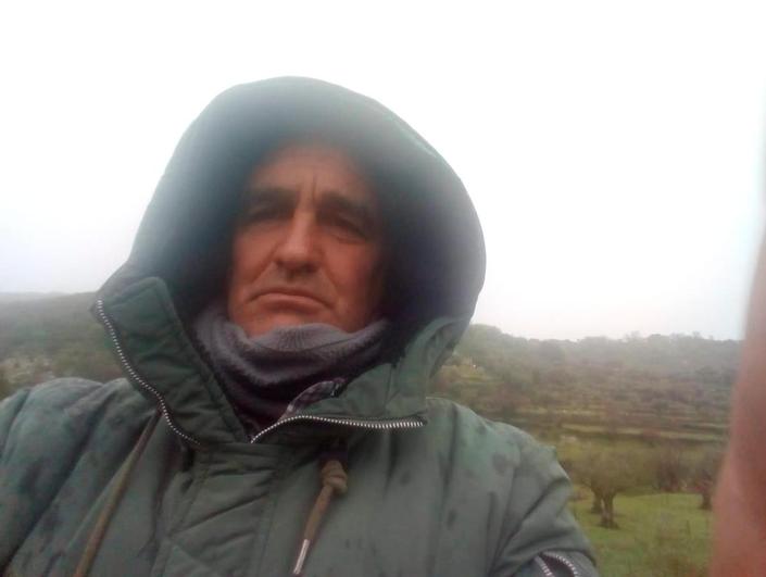 Juanjo Britos, ganadero de Valdelamatanza, en un día de lluvia.