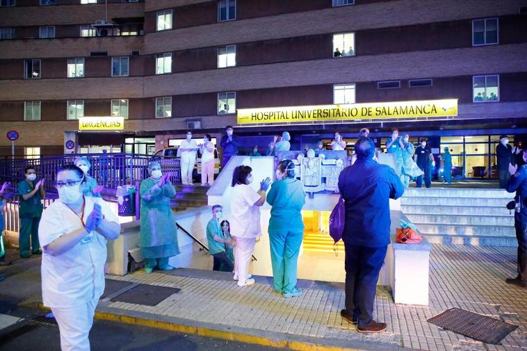 Sanitarios aplauden a sus compañeros en la puerta del Hospital Clínico