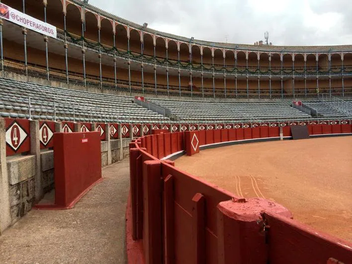 Imagen panorámica de la plaza de toros de La Glorieta totalmente vacía.