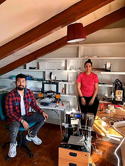 Jonathan Muñoz y Sandra Corvo, de Ciudad Rodrigo, fabricando máscaras con las impresoras 3D