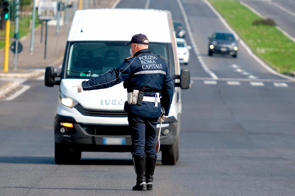 Un policía en Roma controlando los desplazamientos.