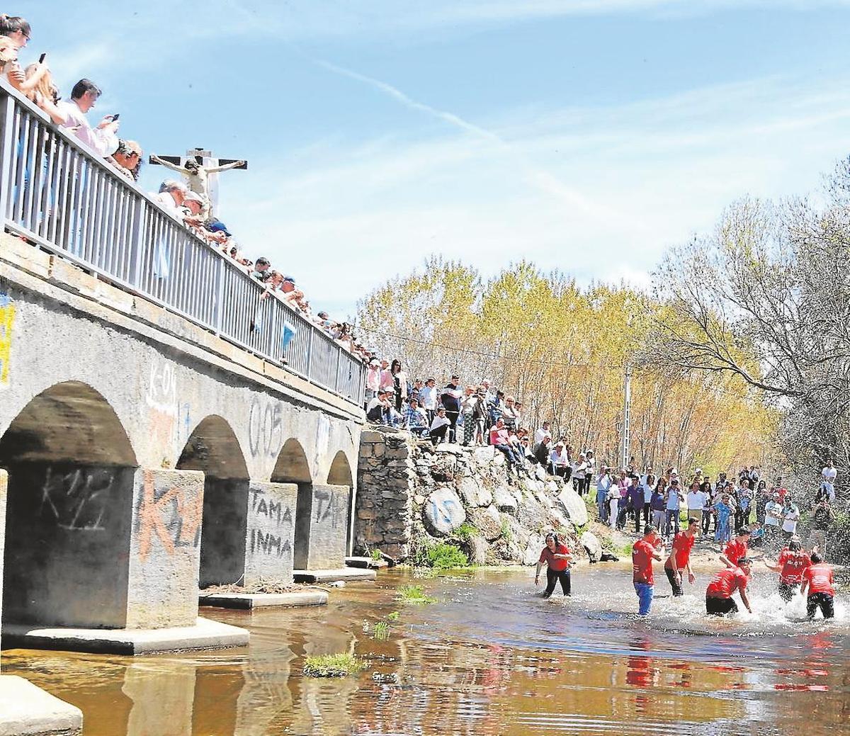 Romería del Cristo del Monte, de Alaraz, con los quintos cruzando el río Gamo