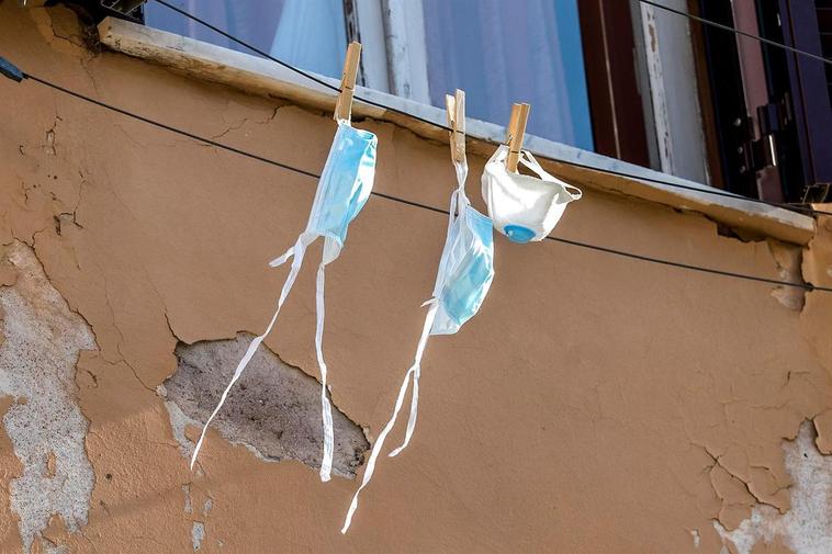 Mascarillas colgadas de una ventana en Roma.