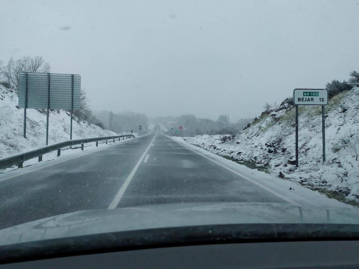 La carretera de Béjar a El Barco de Ávila quedó cubierta a media mañana.