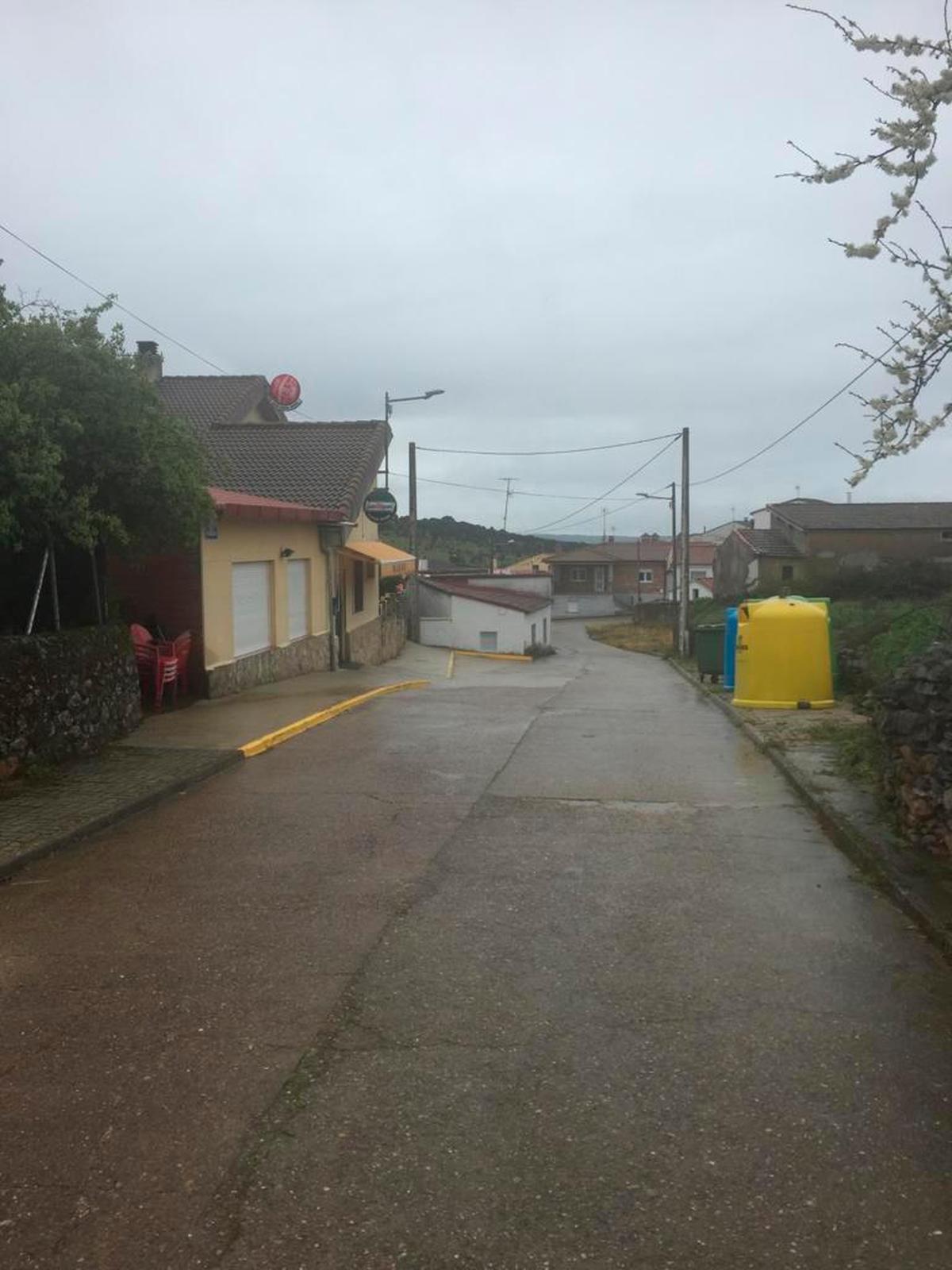 Imagen de una calle de Frades de la Sierra, vacía de vecinos.