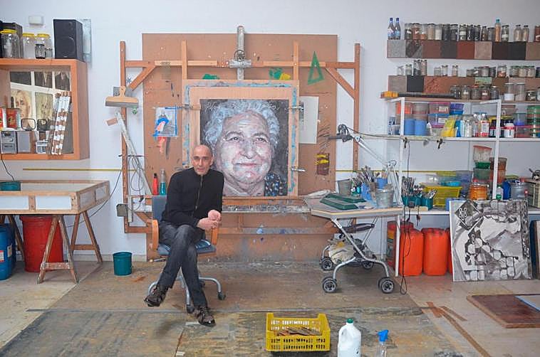 El pintor Florencio Maíllo posa en su estudio de Encinas.