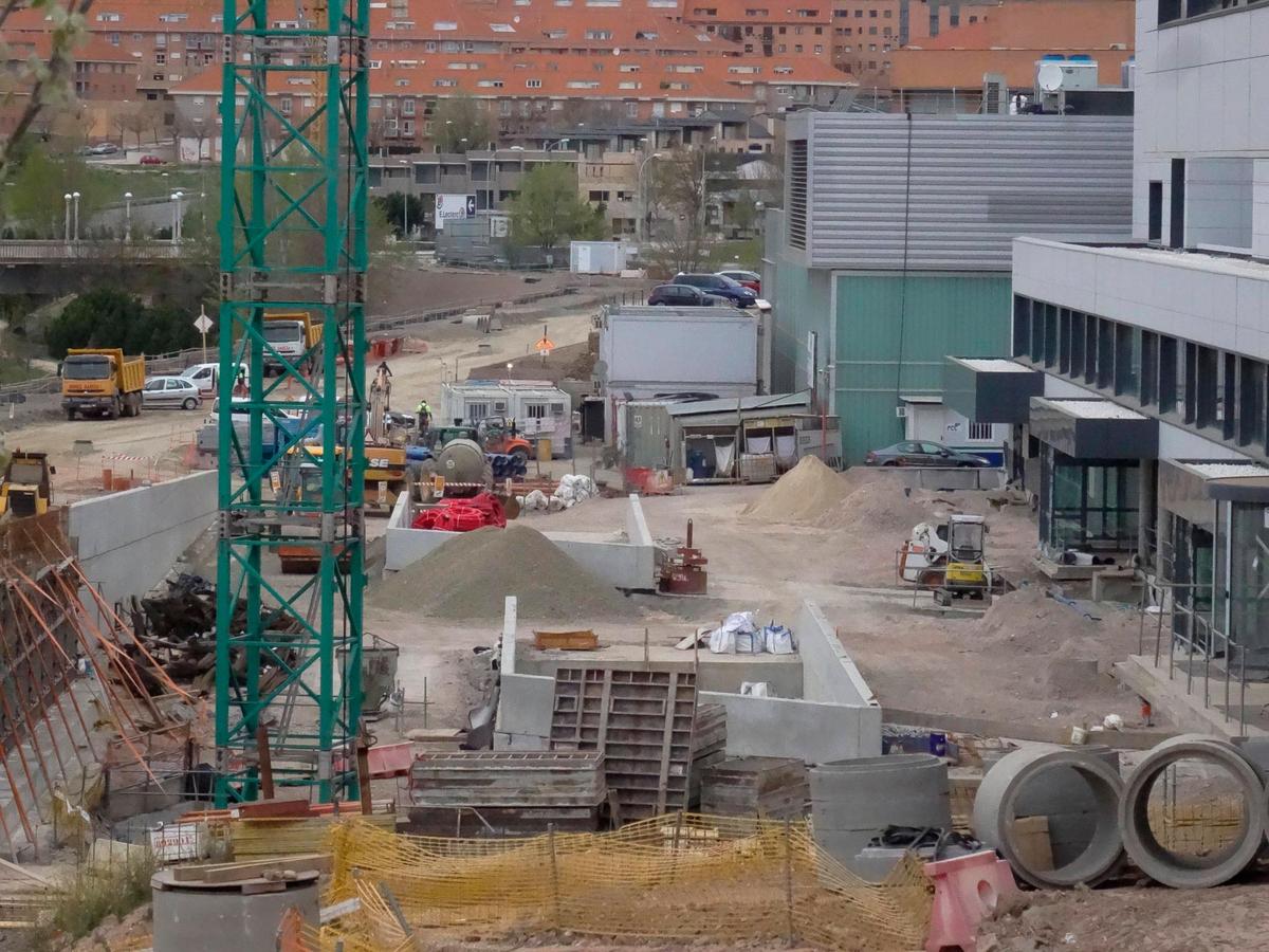 Maquinaria y trabajadores, este lunes en la obras del vial del Hospital.