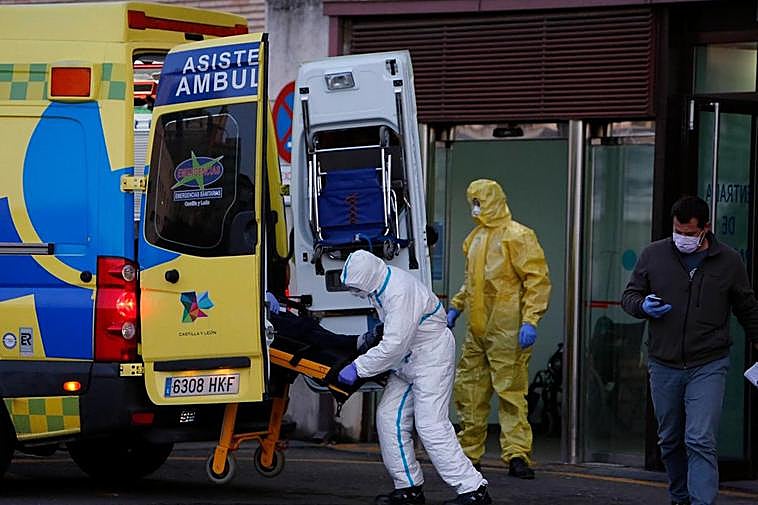 Los sanitarios están viviendo una temporada muy dura.