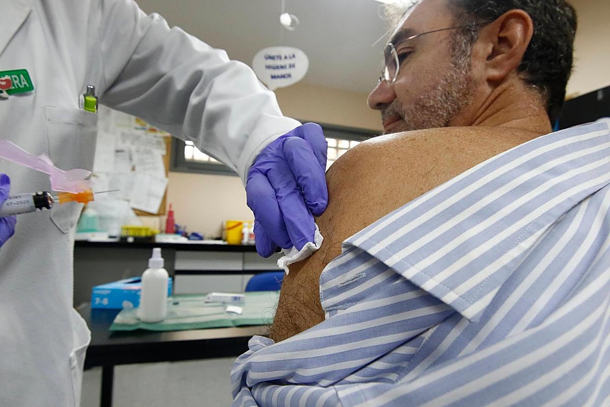 Una enfermera vacuna a un paciente en la campaña de la gripe