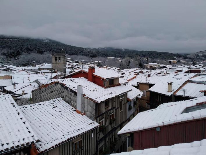 Nieve en los tejados de La Alberca.