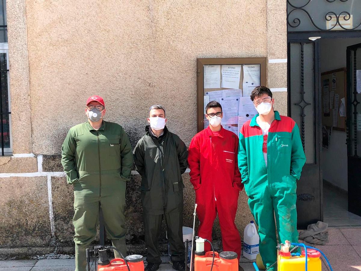 Los jóvenes de Aldea del Obispo Esteban, Ander, Adrián y Mario, preparados para la desinfección